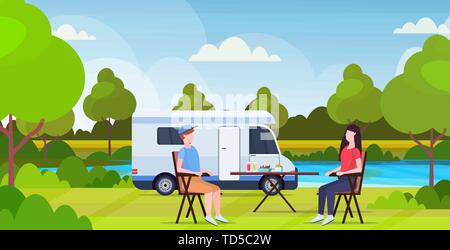 Paar am Tisch in der Nähe von Camping familie Lkw-anhänger caravan Auto Mann Frau spendingtime zusammen Sommerferien Konzept wunderschöne Natur Landschaft sitzen Stock Vektor