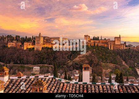 Blick auf die Alhambra, Weltkulturerbe der UNESCO, mit der Sierra Nevada im Hintergrund, bei Sonnenuntergang, Granada, Andalusien, Spanien, Europa Stockfoto