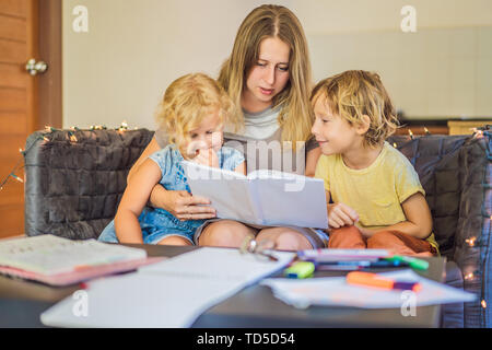 Lehrer, Tutor für heimunterricht Junge und Mädchen am Tisch. Oder die Mutter, Tochter und Sohn. Homeschooling Stockfoto