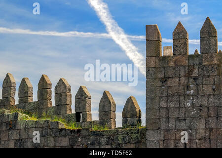 Blick auf den Turm der mittelalterlichen Stadtmauer in Granit Stein, auf Porto, Portugal Stockfoto