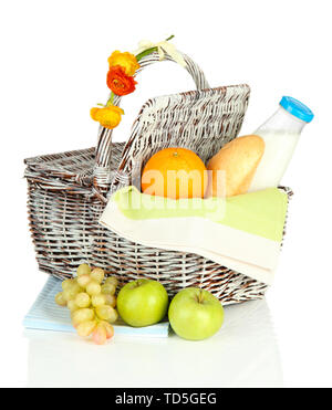 Picknick Korb mit Obst und eine Flasche Milch, isoliert auf weißem Stockfoto