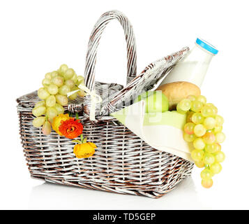 Picknick Korb mit Obst und eine Flasche Milch, isoliert auf weißem Stockfoto