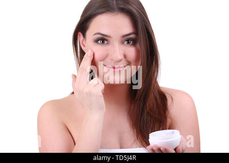 Frau auftragen lifting Creme aus Container auf Gesicht, isoliert auf weiss Stockfoto