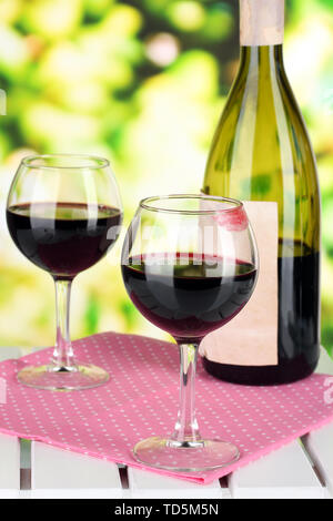 Zwei Gläser Wein und Flasche auf dem Tisch auf Natur Hintergrund Stockfoto