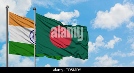 Indien und Bangladesch Flagge im Wind gegen Weiße bewölkt blauer Himmel zusammen. Diplomatie Konzept, internationale Beziehungen. Stockfoto