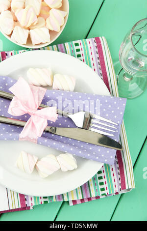 Tabelle Einstellung in der violetten und weißen Farbtönen auf Farbe Holz- Hintergrund Stockfoto