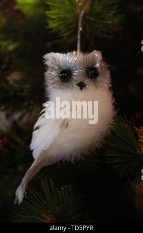 Die Eule Dekoration auf dem Weihnachtsbaum insider das Hotel. Stockfoto