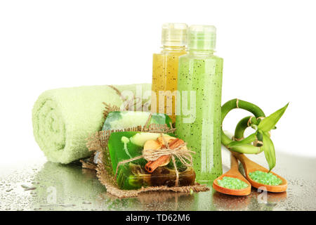 Flaschen mit Peeling und handgemachte Seife, isoliert auf weißem Stockfoto