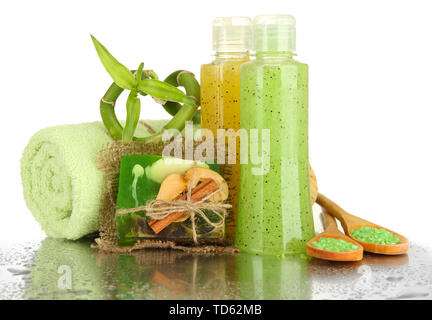 Flaschen mit Peeling und handgemachte Seife, isoliert auf weißem Stockfoto