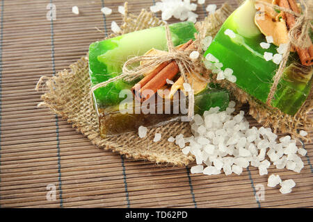 Handgemachte Seife und Meersalz auf grau Bambus Matte Stockfoto
