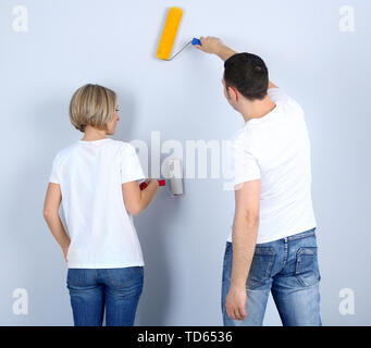 Junges Paar Renovierung zusammen tun Stockfoto