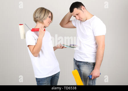 Junges Paar Renovierung zusammen tun Stockfoto