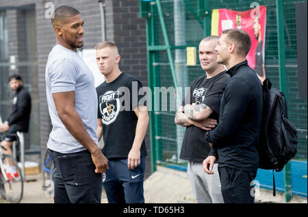 Anthony Joshua kommt für die Einführung von durch Sport, eine neue Kampagne mit einer Koalition von Nächstenliebe, die Förderung benachteiligter junger Menschen durch Sport, an der Schwarze Prinz Vertrauen in Lambeth. Stockfoto