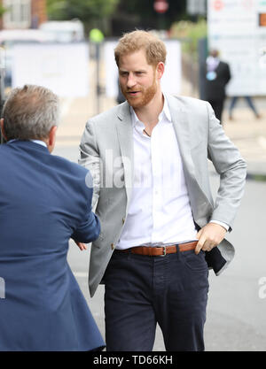 Der Herzog von Sussex kommt für die Einführung von durch Sport, eine neue Kampagne mit einer Koalition von Nächstenliebe, die Förderung benachteiligter junger Menschen durch Sport, an der Schwarze Prinz Vertrauen in Lambeth. Stockfoto