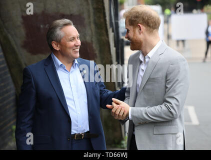 Der Herzog von Sussex (rechts) kommt für die Einführung von durch Sport, eine neue Kampagne mit einer Koalition von Nächstenliebe, die Förderung benachteiligter junger Menschen durch Sport, an der Schwarze Prinz Vertrauen in Lambeth. Stockfoto