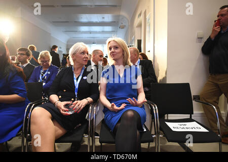 Der konservative Abgeordnete Nadine Dorries und Chief Secretary, Schatzamt Liz Truss nehmen an der Einführung von Boris Johnson's Kampagne zu Führer der Konservativen und Unionist Party und Premierminister im Sky Loft, Millbank Tower, Westminster geworden. Stockfoto