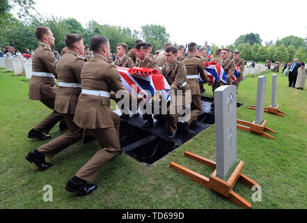 Soldaten der Prinzessin von Wales Royal Regiment führen die Särge von zwei jungen Soldaten und eine unbekannte Soldat, der während des Ersten Weltkriegs kämpften, während einer Beerdigung in Hermies Hill Britischer Friedhof in der Nähe von Albert, Frankreich. Stockfoto