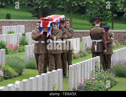 Soldaten der Prinzessin von Wales Royal Regiment führen einer der Särge von zwei jungen Soldaten und eine unbekannte Soldat, der während des Ersten Weltkriegs kämpften, während einer Beerdigung in Hermies Hill Britischer Friedhof in der Nähe von Albert, Frankreich. Stockfoto