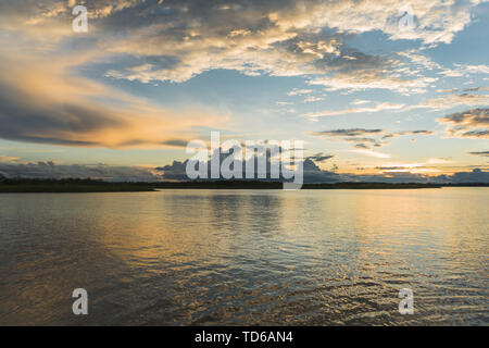 Sonnenuntergang im Amazonas, es war ein entfernter mit dem Boot von Iquitos. Stockfoto