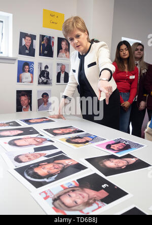 Erster Minister Nicola Sturgeon spielt ein Bild Spiel bei einem Besuch der Dundee Pflegepersonen Zentrum in Dundee. Stockfoto