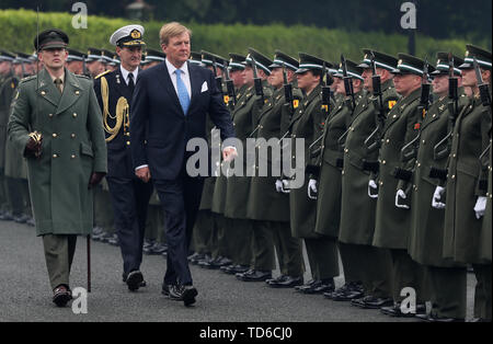 Seine Majestät König Willem-Alexander der Niederlande prüft ein Schutz der Ehre an Aras eine Uachtarain in Dublin bei einem Besuch in Irland. Stockfoto