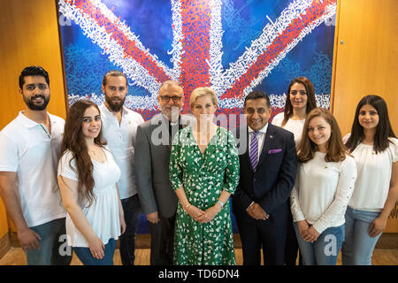 Pfr. Nadim Nassar (4. links), Geschäftsführer und Gründer der Stiftung, Herrn (Tariq) Ahmad von Wimbledon (4. rechts) und der Gräfin von Wessex in Beirut mit syrischen des Bewusstsein Stiftung "Botschafter für den Frieden". Sie ist Schirmherrin der Nächstenliebe, die Menschen des Glaubens zu Friedensstiftern in die größere Gemeinschaft werden. Zuvor war sie bei einem informellen tented Siedlung, die Häuser von Flüchtlingen in den Libanon von syrischem Konflikt vertrieben, im Bekaatal, Libanon, während der ersten offiziellen königlichen Besuch des Landes. Stockfoto