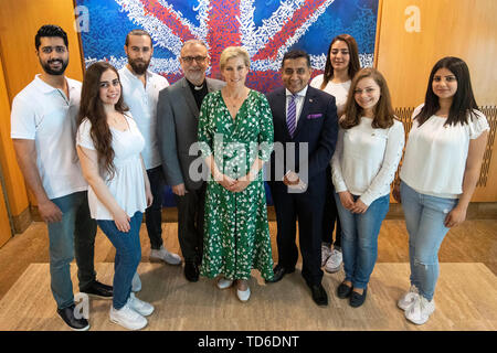 Pfr. Nadim Nassar (4. links), Geschäftsführer und Gründer der Stiftung, Herrn (Tariq) Ahmad von Wimbledon (4. rechts) und der Gräfin von Wessex in Beirut mit syrischen des Bewusstsein Stiftung "Botschafter für den Frieden". Sie ist Schirmherrin der Nächstenliebe, die Menschen des Glaubens zu Friedensstiftern in die größere Gemeinschaft werden. Zuvor war sie bei einem informellen tented Siedlung, die Häuser von Flüchtlingen in den Libanon von syrischem Konflikt vertrieben, im Bekaatal, Libanon, während der ersten offiziellen königlichen Besuch des Landes. Stockfoto