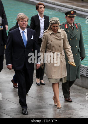 Ihre Majestäten König und Königin Maxima Willem-Alexander der Niederlande für eine Kranzniederlegung Zeremonie im Garten der Erinnerung in Dublin während der königliche Paar Besuch in Irland ankommen. Stockfoto
