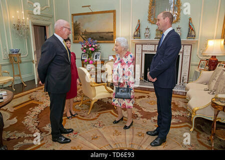 Königin Elizabeth II. mit dem Herzog von Cambridge (rechts) erhält der Generalgouverneur von Australien, allgemein die Frau Abgeordnete David Hurley (links) und seine Frau Linda bei der Audienz am Buckingham Palace, London. Stockfoto