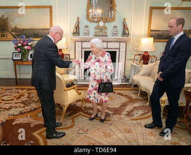 Königin Elizabeth II. mit dem Herzog von Cambridge (rechts) erhält der Generalgouverneur von Australien, allgemein die Frau Abgeordnete David Hurley bei der Audienz am Buckingham Palace, London. Stockfoto