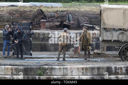 Darsteller Mark Strong (rechts) und George Mackay, der auf den neuen Sam Mendes' Film 1917 während der Dreharbeiten in Govan Docks in Glasgow. Stockfoto