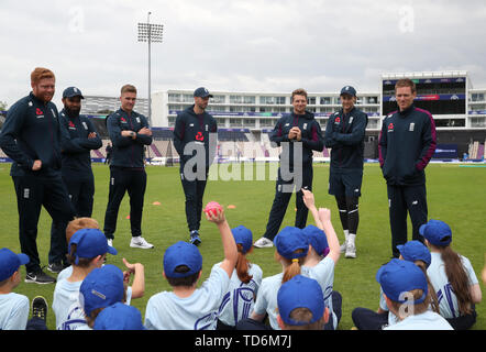 (Von links nach rechts) England's Jonny Bairstow, Adil Rashid, Jason Roy, James Vince, Jos Butler, Joe Root und Eoin Morgan während der Netze Session im Hampshire Schüssel, Southampton. Stockfoto