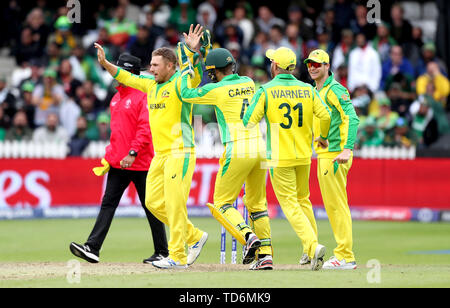 Australiens Aaron Finch (Zweite links) feiert die wicket von Pakistans Mohammad Hafeez während der ICC Cricket World Cup group Phase Match an der Grafschaft Boden Taunton. Stockfoto