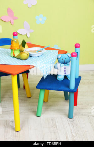 Lecker baby Fruchtpüree und Baby Flasche auf den Tisch im Zimmer Stockfoto