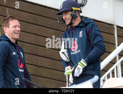 England's Jos Buttler Aktien ein Witz mit Eoin Morgan, als er seinen Weg auf die Tonhöhe während der Netze in der Schüssel, Southampton, Hampshire Bahn macht. Stockfoto