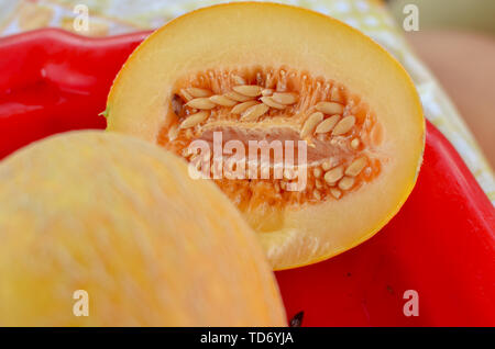 Cut reife Melonen auf rote Schale auf dem Tisch Stockfoto