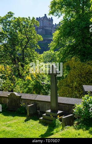 Blick auf die Burg von Edinburgh aus dem Friedhof der Kirche des Hl. Johannes des Evangelisten in Stadtzentrum von Edinburgh, Schottland, Großbritannien Stockfoto