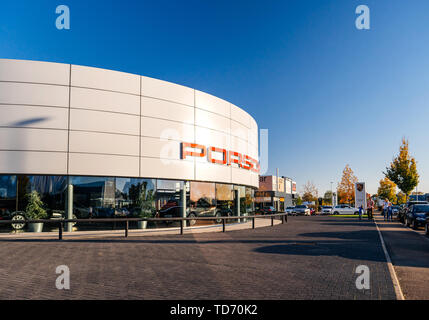 Straßburg, Frankreich - Oktober 15, 2017: Familie zu Fuß auf einem sonnigen blauen Himmel Tag nahe Porsche showroom Autohändler Stockfoto