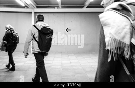 Barcelona, Spanien - 14.November 2017: Ansicht der Rückseite des Menschen zu Fuß auf den temporären Pfad innerhalb der Aéroport international de Barcelone-El Prat zu prüfen. Stockfoto