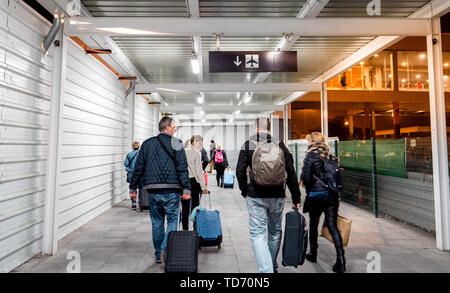 Barcelona, Spanien - 14.November 2017: Ansicht der Rückseite des Menschen zu Fuß auf den temporären Pfad innerhalb der Aéroport international de Barcelone-El Prat zu prüfen. Stockfoto