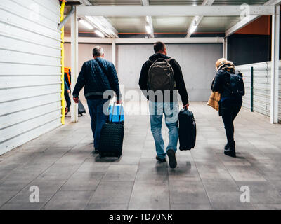 Barcelona, Spanien - 14.November 2017: Rückansicht von Menschen zu Fuß mit Gepäck auf dem temporären Pfad innerhalb der Aéroport international de Barcelone-El Prat Stockfoto