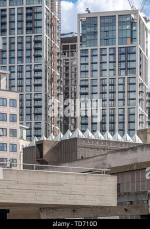 Londoner Stadtbild - Southbank Hotel ist ein neuer Cluster von Türmen auf der Southbank. Die Hayward Gallery und National Theater stehen im Vordergrund. Stockfoto