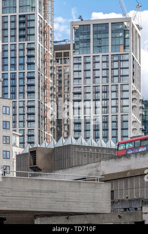 Londoner Stadtbild - Southbank Hotel ist ein neuer Cluster von Türmen auf der Southbank. Die Hayward Gallery ist im Vordergrund - und eine rote London Bus. Stockfoto