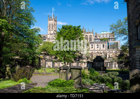 Pfarrkirche St. Johannes der Evangelist von der St. Cuthbert Friedhof im Zentrum von Edinburgh, Schottland, UK gesehen Stockfoto