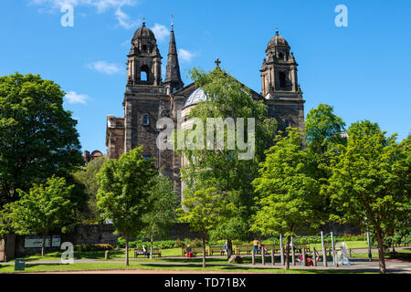 Pfarrkirche St. Cuthbert gesehen von West Princes Street Gardens im Zentrum von Edinburgh, Schottland, Großbritannien Stockfoto