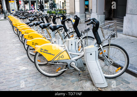 Reihe von Villo! Gemeinsam genutzte Fahrräder am 'Mort Subite" Station in der historischen Altstadt von Brüssel, Belgien geparkt. Stockfoto