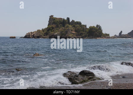 Taormina Sizilien berühmten Isola Bella und touristische Strand, Meer und Wellen im Sommer Stockfoto