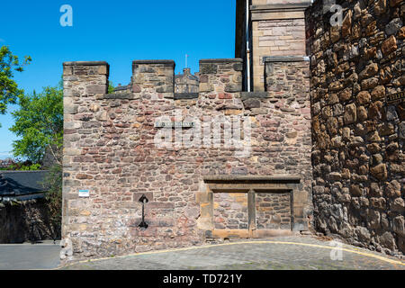 Überreste der aus dem 16. Jahrhundert, mit Telfer Flodden Wand Wand (17. Jahrhundert) auf der rechten Seite, auf der Vennel in der Altstadt von Edinburgh, Schottland, Großbritannien Stockfoto