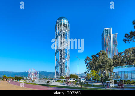 Batumi, Georgien - 30. April 2017: Alphabetisch Turm und Riesenrad in Batumi, Georgien Sommer am Schwarzen Meer Stockfoto