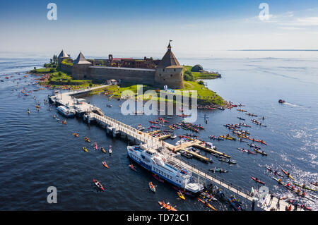 Luftaufnahmen von Beginn der Petrovsky rudern Marathon am Oreshek Festung in Schlesselburg, gibt es eine Menge Teilnehmer auf Kanus Stockfoto